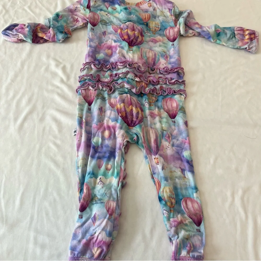 Bums & Roses Pastel Hot Air Balloons Baby footie Pjs - Picture 2 of 4